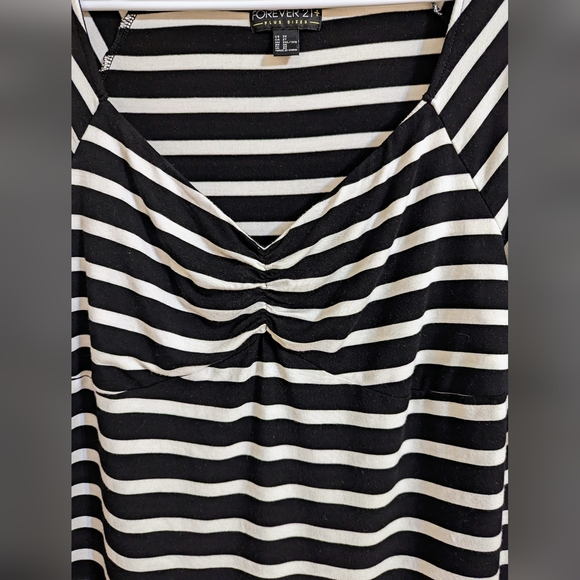 💥 Forever 21 top💥 size 2X black and white striped - Picture 4 of 7